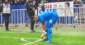 欧协联战报：乌切闪击，德文尼扳平，水晶宫2-2十人古比斯（欧协联速报：乌切闪击、德文尼扳平，水晶宫与十人古比斯2-2战平）