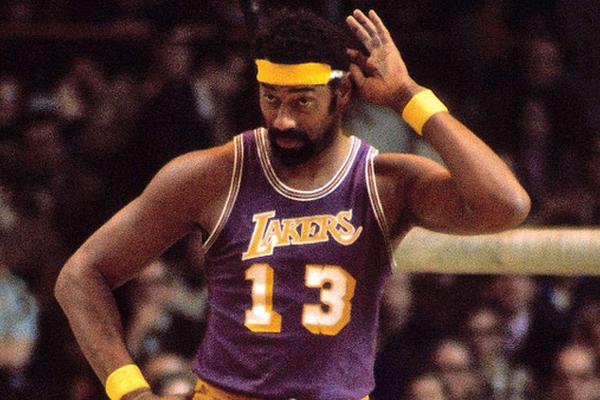 半场：奥格斯堡2-0勒沃库森，吉安努利斯传射，安东-卡德破门（半场战报：奥格斯堡2-0领先勒沃库森，吉安努利斯传射建功，安东-卡德破门）