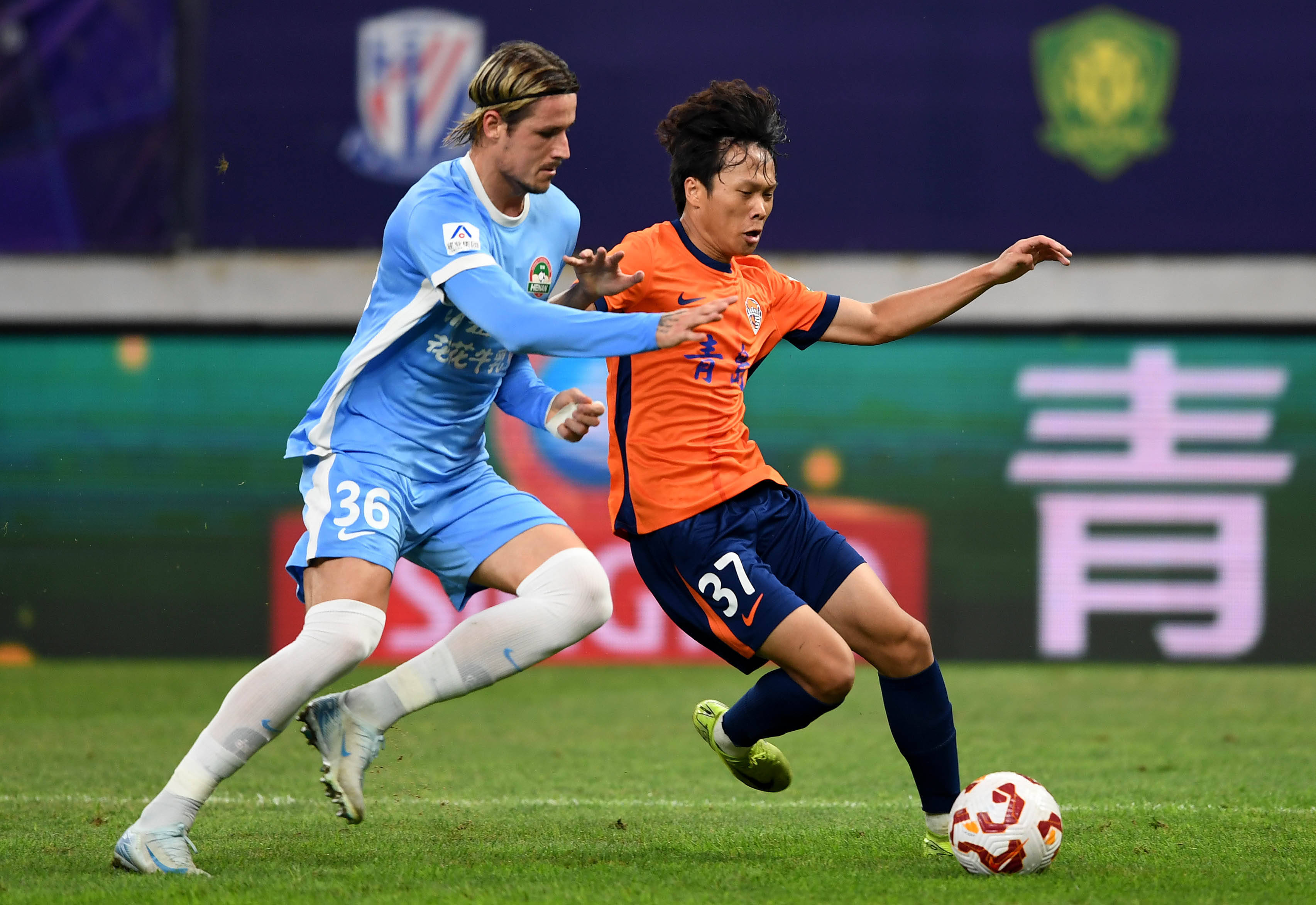 英超赛场亮点：利物浦逆转曼联,（英超焦点战：利物浦上演逆转力克曼联）