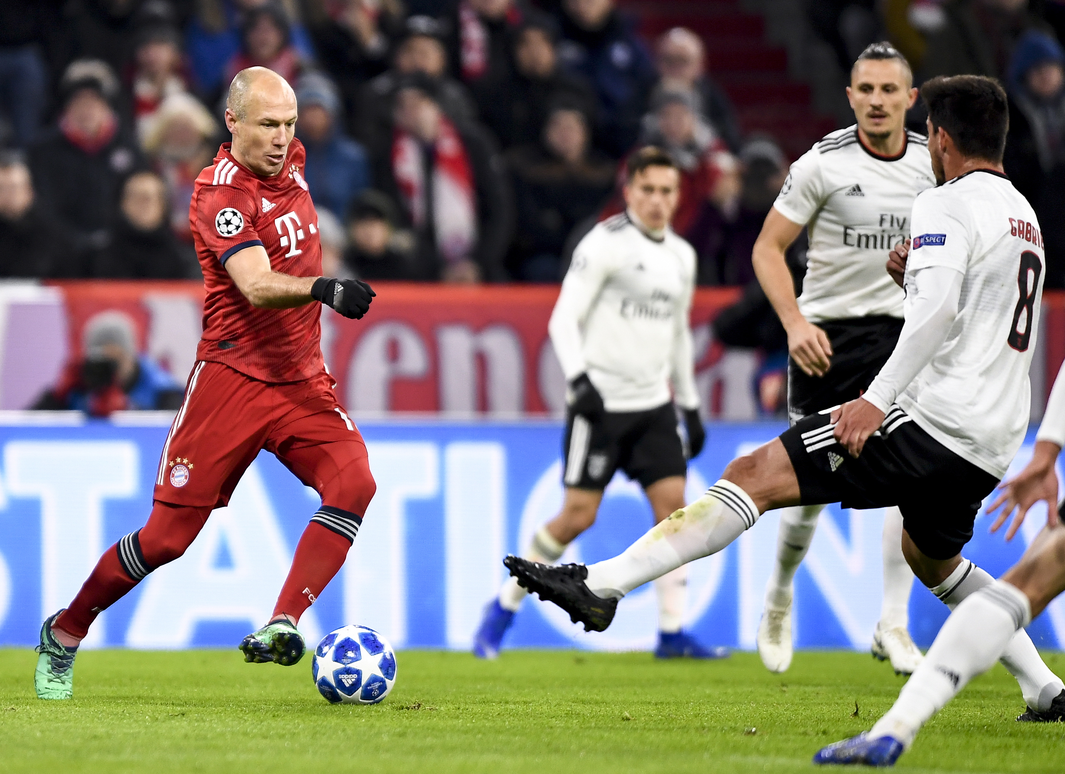 库尼亚：姆伯莫是个了不起的球员，能和他并肩作战很棒（库尼亚盛赞姆伯莫：他实力非凡，能与其并肩作战是种享受）