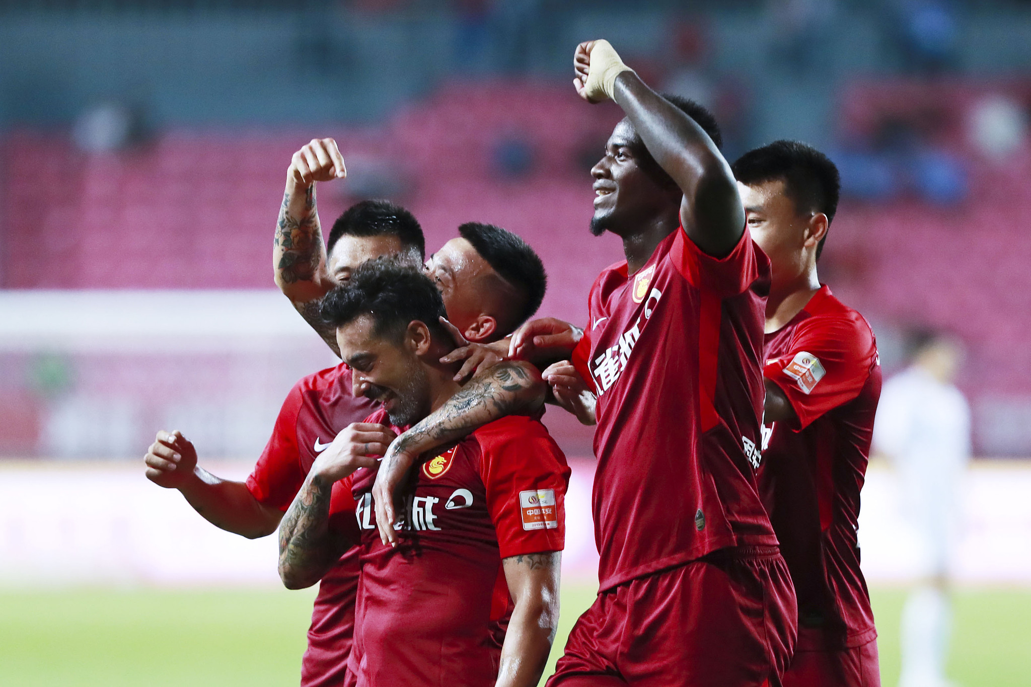 足球国足再次加练射门，教练组严要求（国足再度强化射门训练，教练组从严把关）