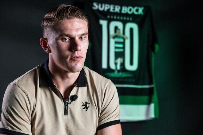 TA：阿莫林会在赛后与球迷合影，并会在其他场合展现出亲和力（TA：阿莫林赛后常与球迷合影，日常亦展露亲和力）