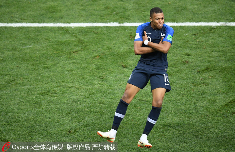 爱美的年纪？亚马尔接受护发和痤疮治疗，全身心做好自我养护（青春爱美正当时：亚马尔进行护发与祛痘护理，专注全方位自我管理）