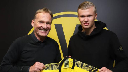 每体：阿根廷队在西班牙集训，球迷热情高涨只为一睹梅西风采（每体：阿根廷队西班牙备训，球迷蜂拥而至只为目睹梅西）