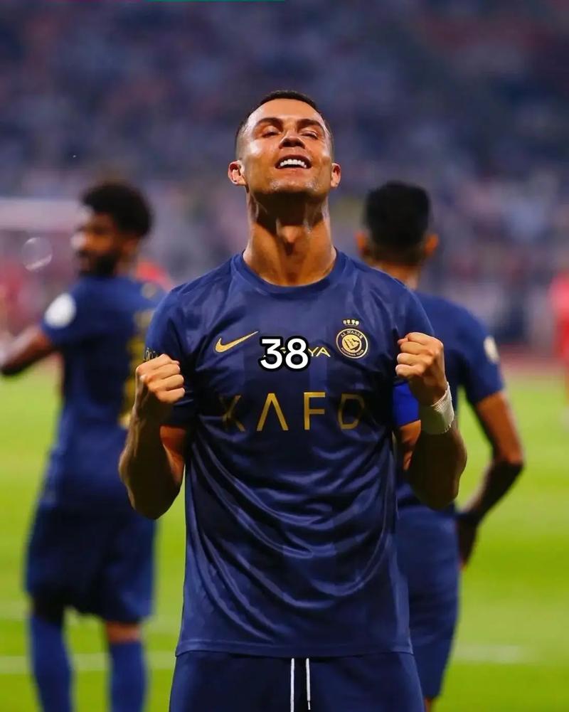 法兰克福在德甲稳居上游（法兰克福牢牢占据德甲前列）